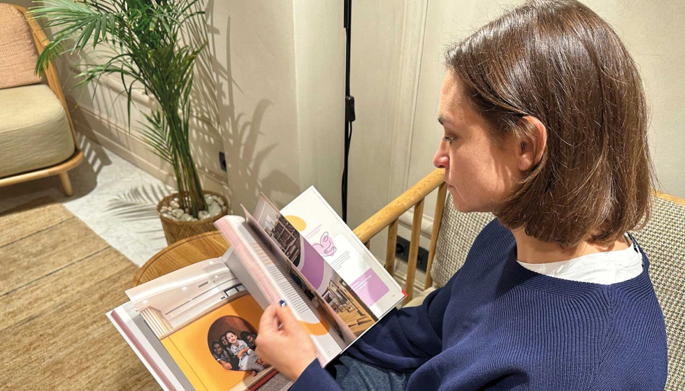 Ana Mombiedro con un ejemplar de �Beyond the box�, el primer libro basado en modelos cient�ficos sobre el dise�o de espacios escolares...