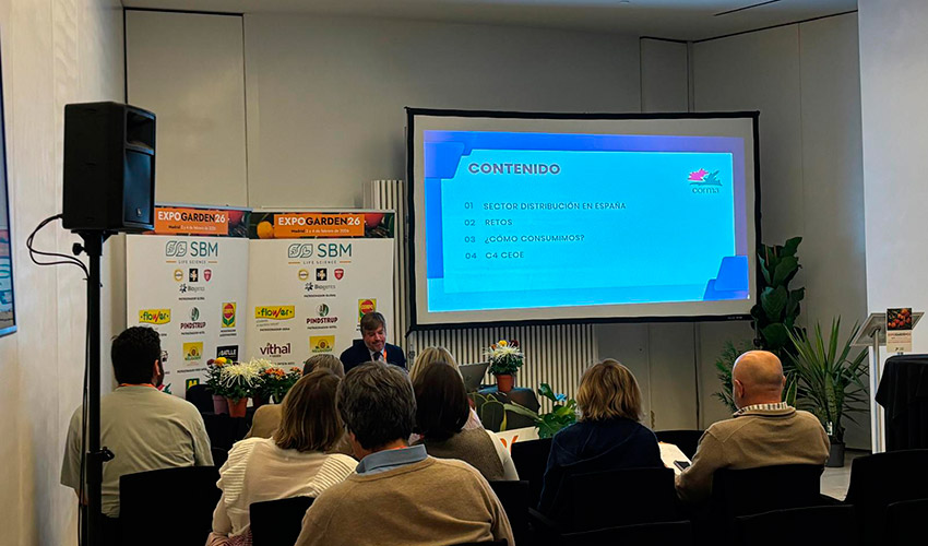 Jorge Honrubia durante su ponencia sobre la situaci�n del retail en Espa�a...