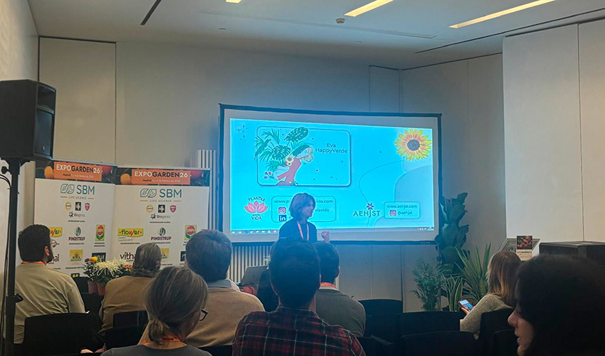 Eva Creus en su ponencia sobre jardiner�a terap�utica...