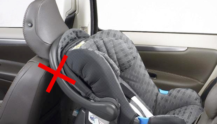 Sillita instalada incorrectamente. Hay que dejar espacio con el asiento delantero