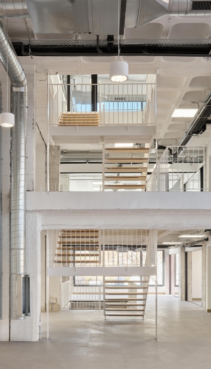 El n�cleo de escalera apuesta por la industrializaci�n, para mejorar las prestaciones del espacio y cumplir con los plazos previstos de ejecuci�n...