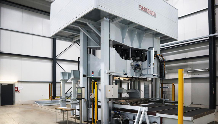 Una prensa Cannon con tecnolog�a TVF para gestionar de forma segura y limpia los materiales preimpregnados...
