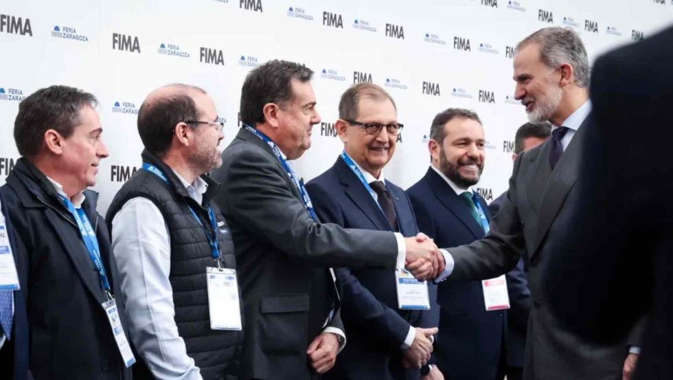 El rey Felipe VI saludando a Jaime Hernani, director general de AGRAGEX