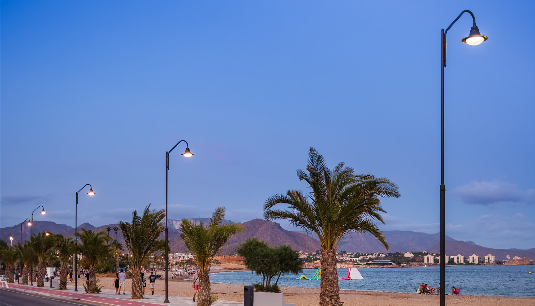 Soluci�n de iluminaci�n exterior adaptada al litoral, optimizada para ofrecer durabilidad y rendimiento lum�nico