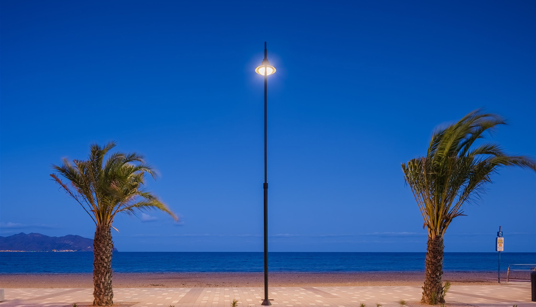 Instalaci�n de luminaria Pescador LS en el paseo mar�timo de Mazarr�n