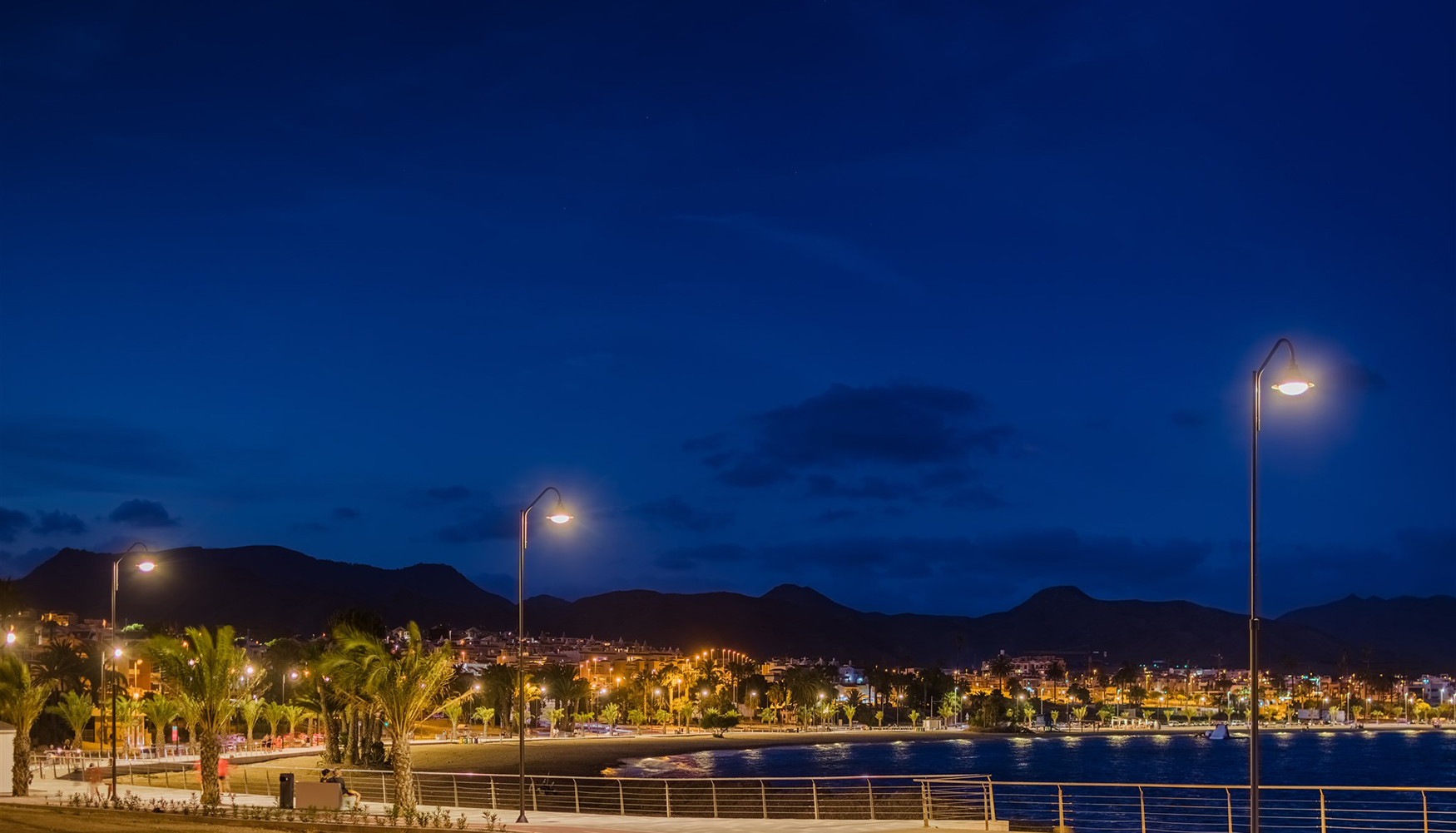 Iluminaci�n homog�nea en el litoral mazarronero, optimizada para mejorar el confort visual y el uso nocturno del paseo mar�timo...