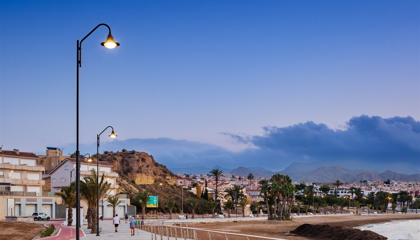 Iluminaci�n exterior LED integrada en el paisaje urbano del Puerto de Mazarr�n, reforzando la calidad ambiental del paseo mar�timo...