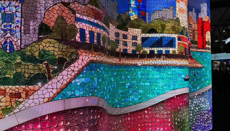 Las pantallas curvas de Lang causaron sensaci�n en la feria