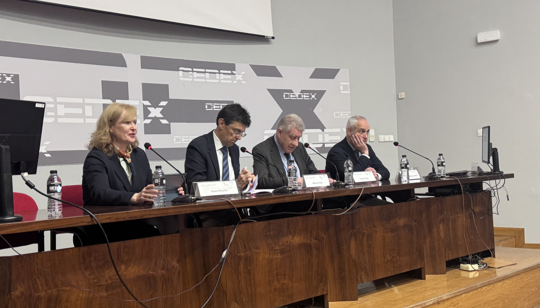 Inauguracion oficial por parte de (izquierda a derecha)...