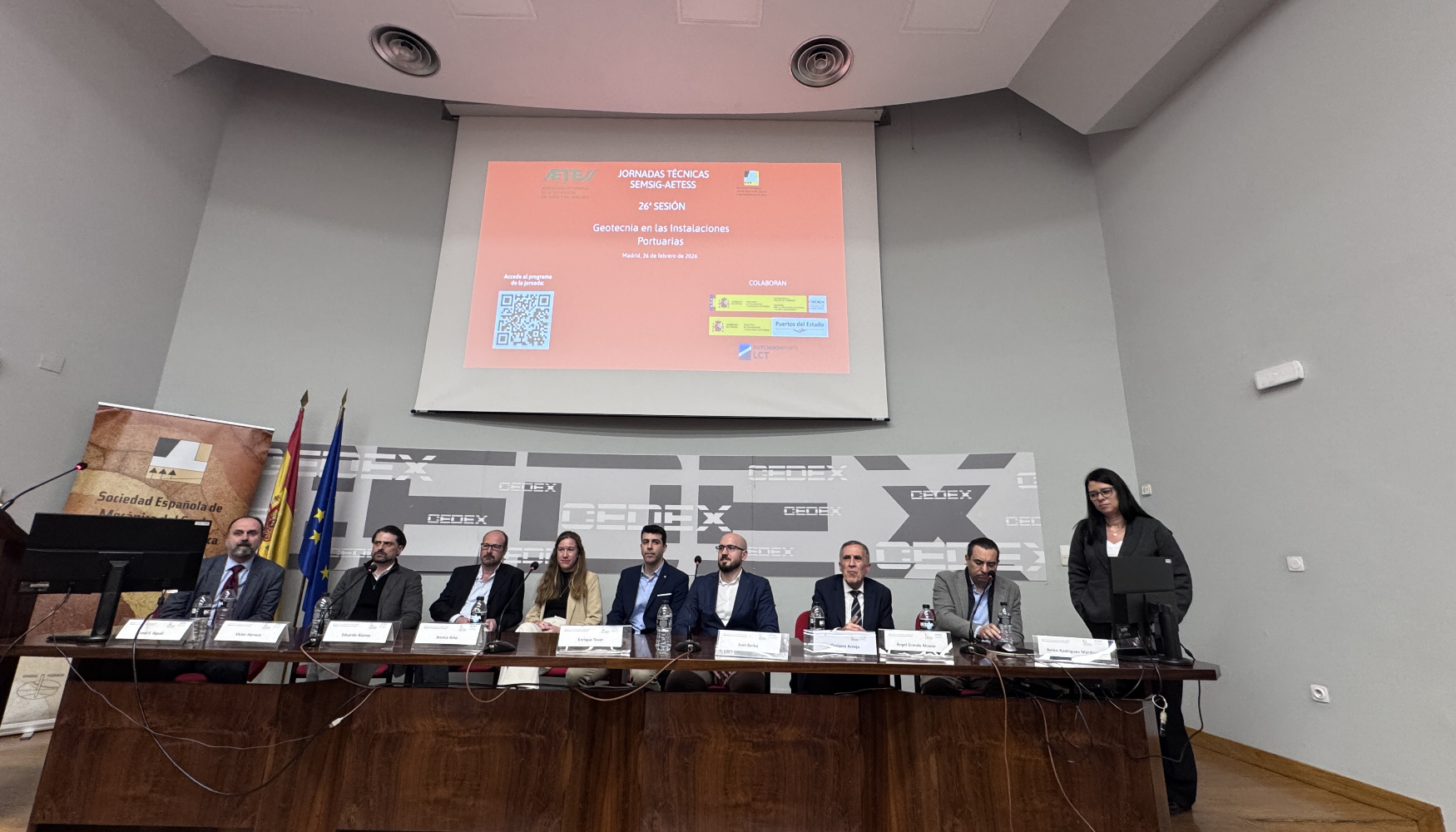 Integrantes de la Mesa de Ejecuci�n y Control en el momento del coloquio