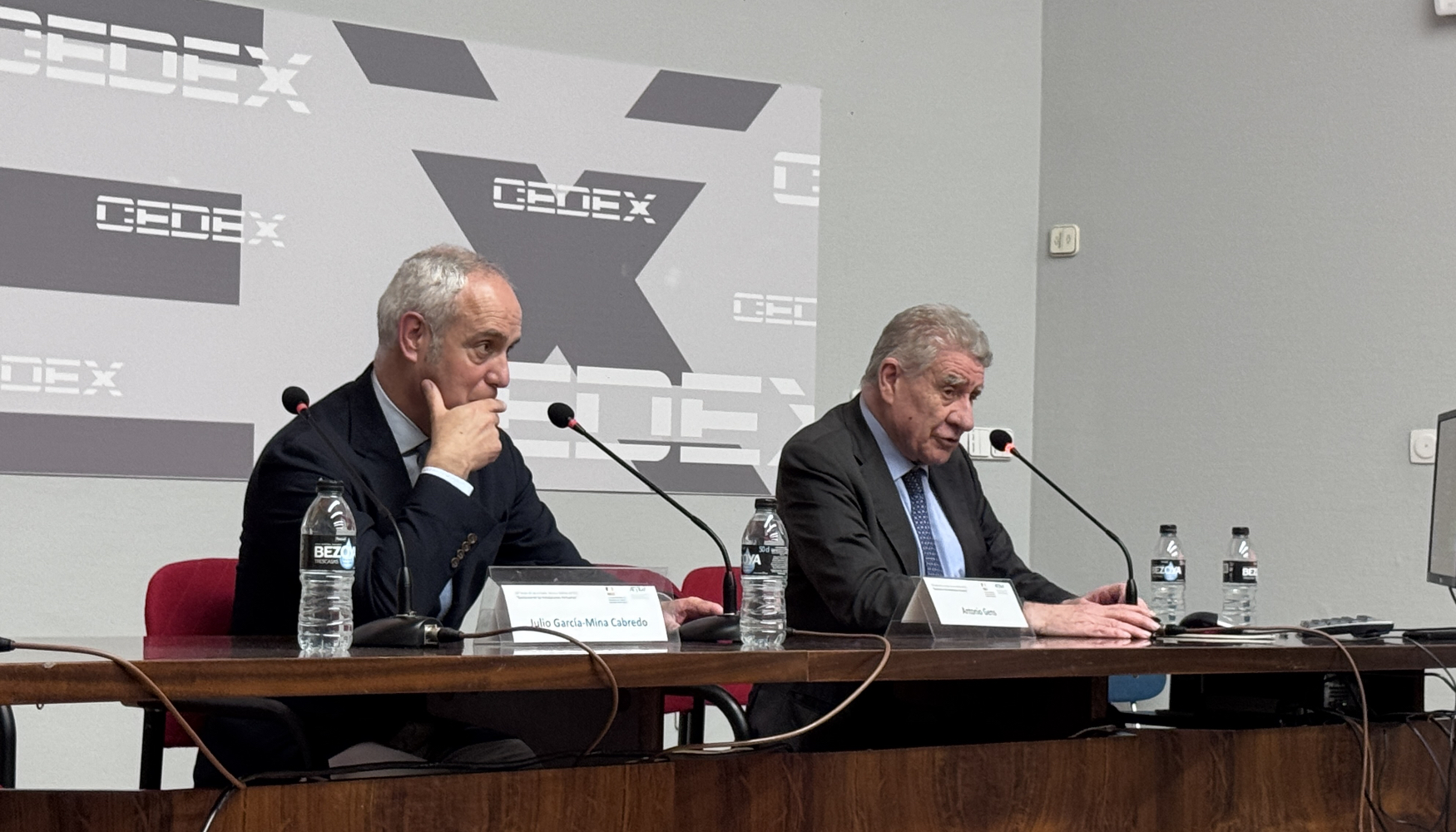 Acto de clausura a cargo de Julio Garc�a-Mina y Antonio Gens