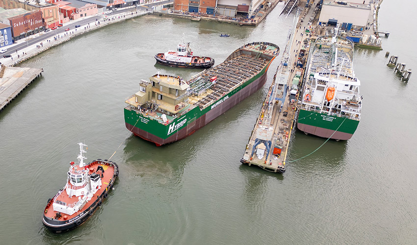 Vista general del acto de botadura del quimiquero h�brido 'Bah�a Beatriz' en Astilleros de Murueta...