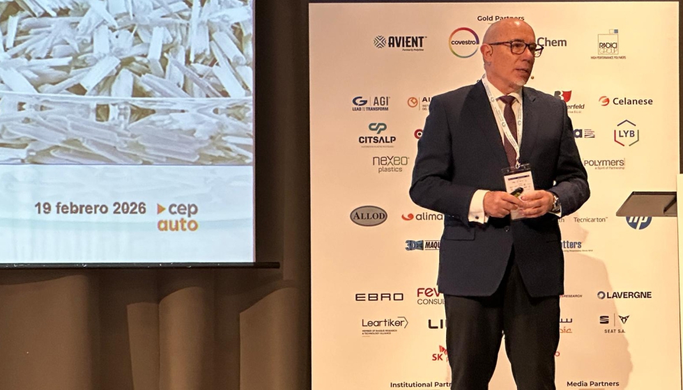 Antonio Mu�oz, director comercial de Inyecci�n en Coscollola, present� la tecnolog�a Chopped Fiber Processing (CFP) de KraussMaffei...