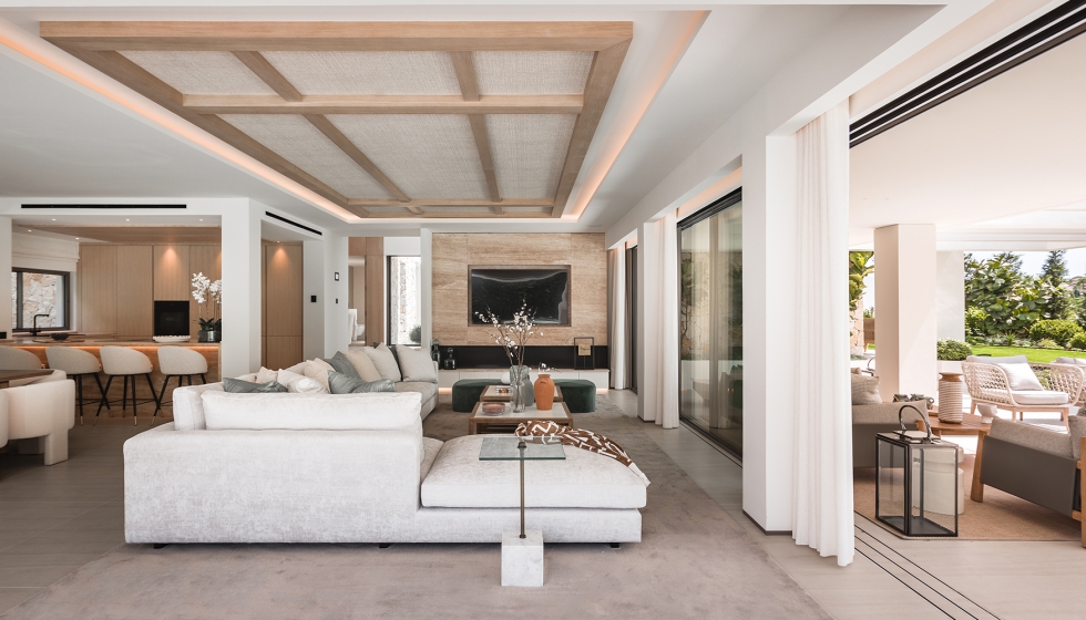 En la zona de estar las piezas de l�neas depuradas conviven con vol�menes generosos que aportan car�cter sin comprometer la armon�a general...