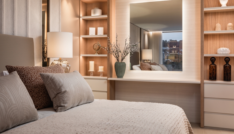 Los dormitorios priorizan el confort a trav�s de textiles suaves...