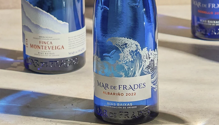Mar de Frades es conocida por su ic�nica botella azul