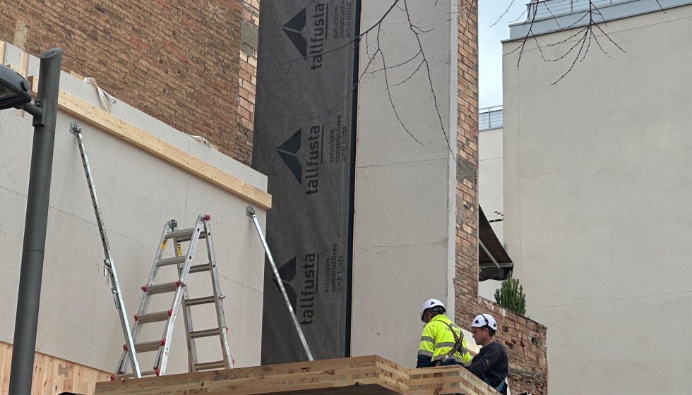 TallFusta es la empresa encargada de suministrar los paneles de madera para la estructura de este edificio de cuatro plantas...