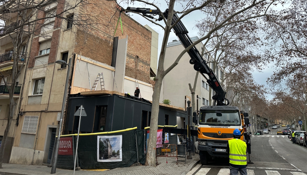 El solar municipal se encuentra entre medianeras consiguiendo resolverlo mediante soluciones industrializadas en madera