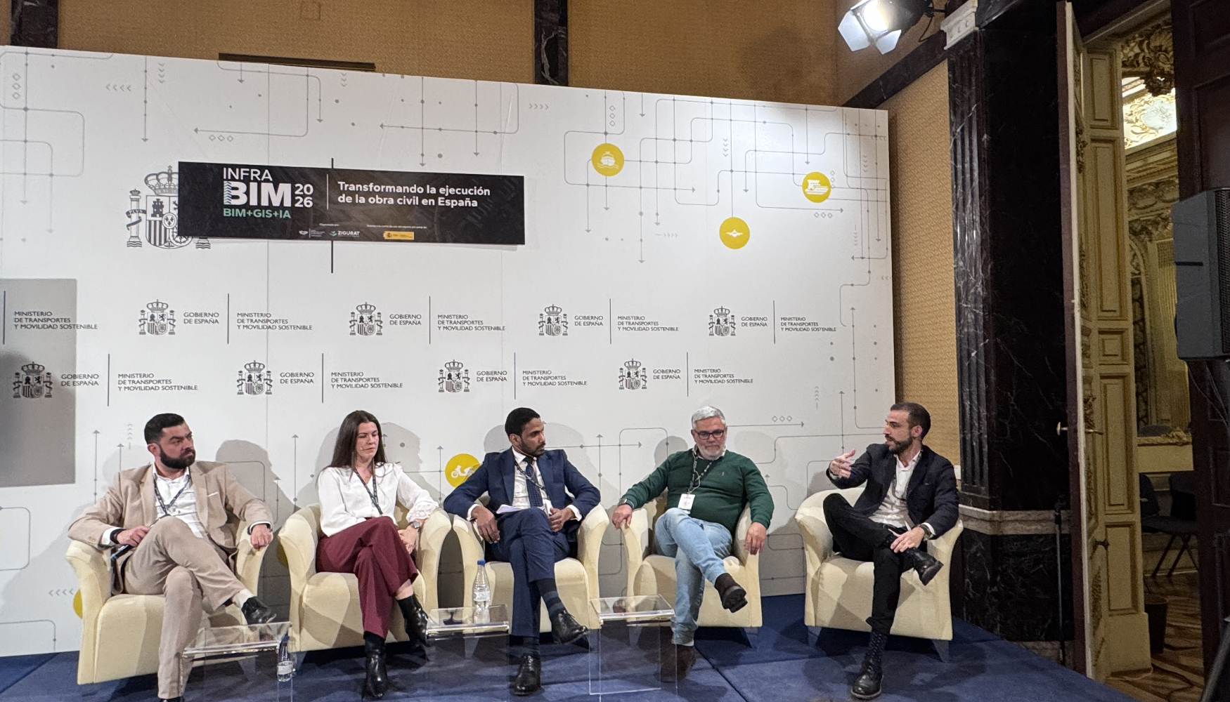 Mesa redonda (de izquierda a derecha)...