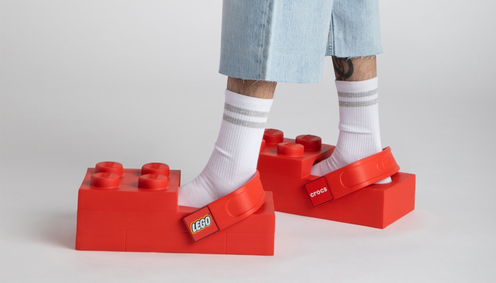 El modelo LEGO Brick Clog incorpora detalles inspirados en los bloques de construcci�n y se lanza como primera referencia de la colaboraci�n entre...