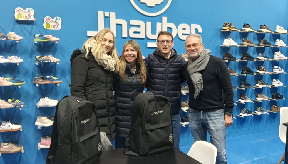 Equipo de J'hayber en el stand de MICAM Milano 2026