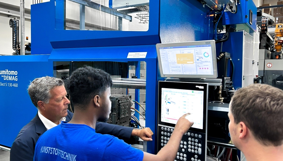 La nueva m�quina de inyecci�n totalmente el�ctrica de Sumitomo (SHI) Demag fabrica conectores, unidades de control y sensores...