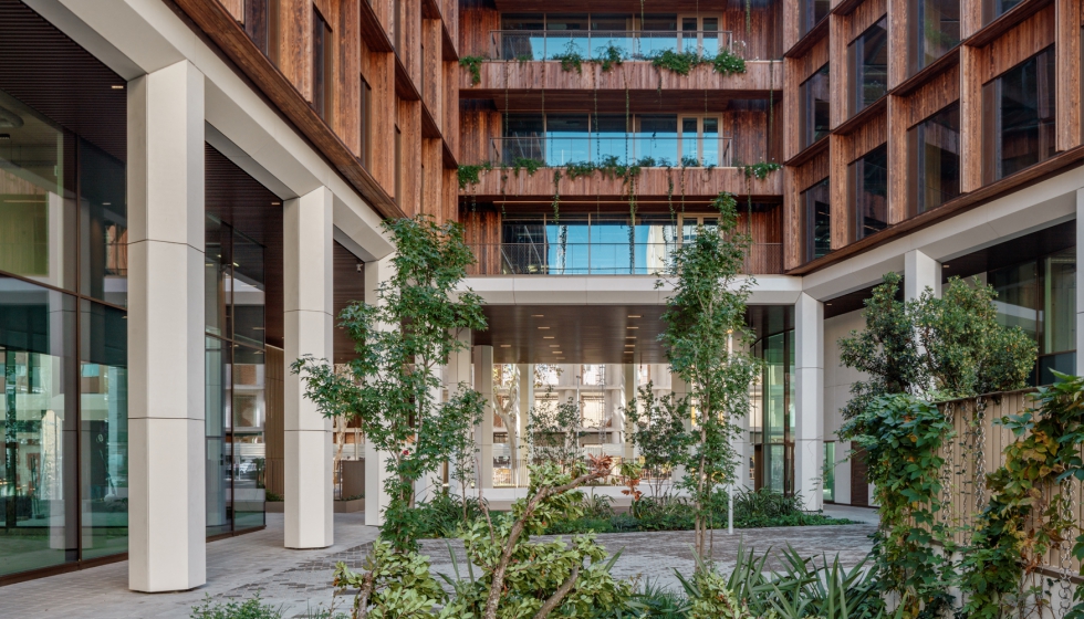 Las oficinas Inspire se articulan en torno a una volumetr�a en forma de U, que rodea y acoge un jard�n interior. Fotograf�a: Antonio Navarro Wijkmark...