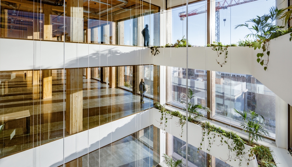 Un atrio de seis alturas, que act�a como n�cleo articulador del conjunto, con acceso a los lugares de trabajo mediante unas escaleras abiertas...