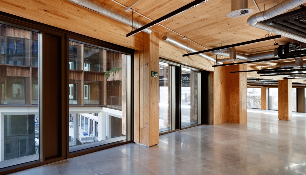 Vista interior de los sistemas Wictec de Wicona encajados en la estructura de madera del edifcio. Fotograf�a: Antonio Navarro Wijkmark...