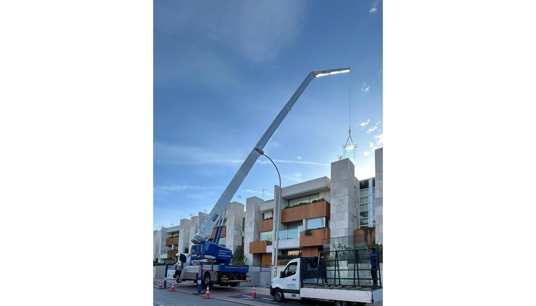 Gracias a sus equipos especiales Spain Crane International puede hacer frente a las maniobras m�s complejas