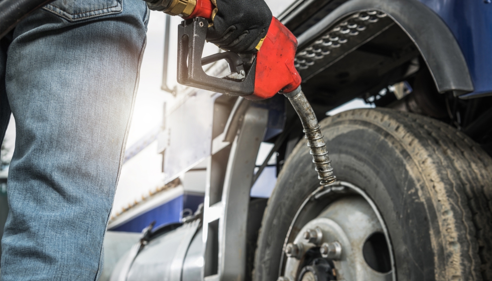 Un veh�culo de asistencia en carretera repostando combustible durante un servicio de emergencia