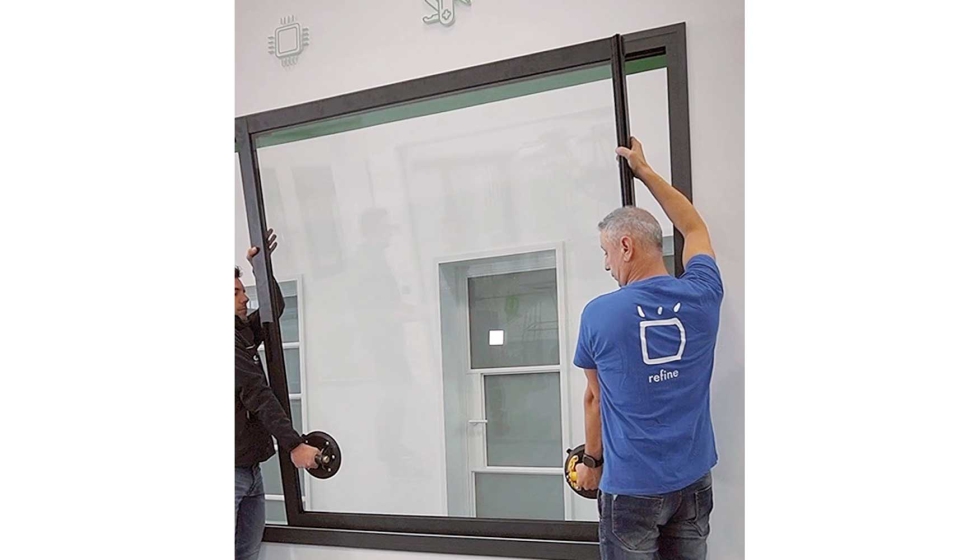 REFINE [EASY] permite la instalaci�n de la hoya apoyando esta en la parte inferior de marco para su posterior clipado para el guiado...