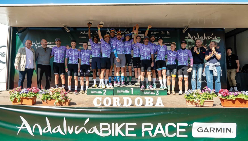 Podio completo donde vemos, entre otros a Marc Stutzmann y David Valero celebrando la victoria en la clasificaci�n general Elite Men de la ABR 2026...