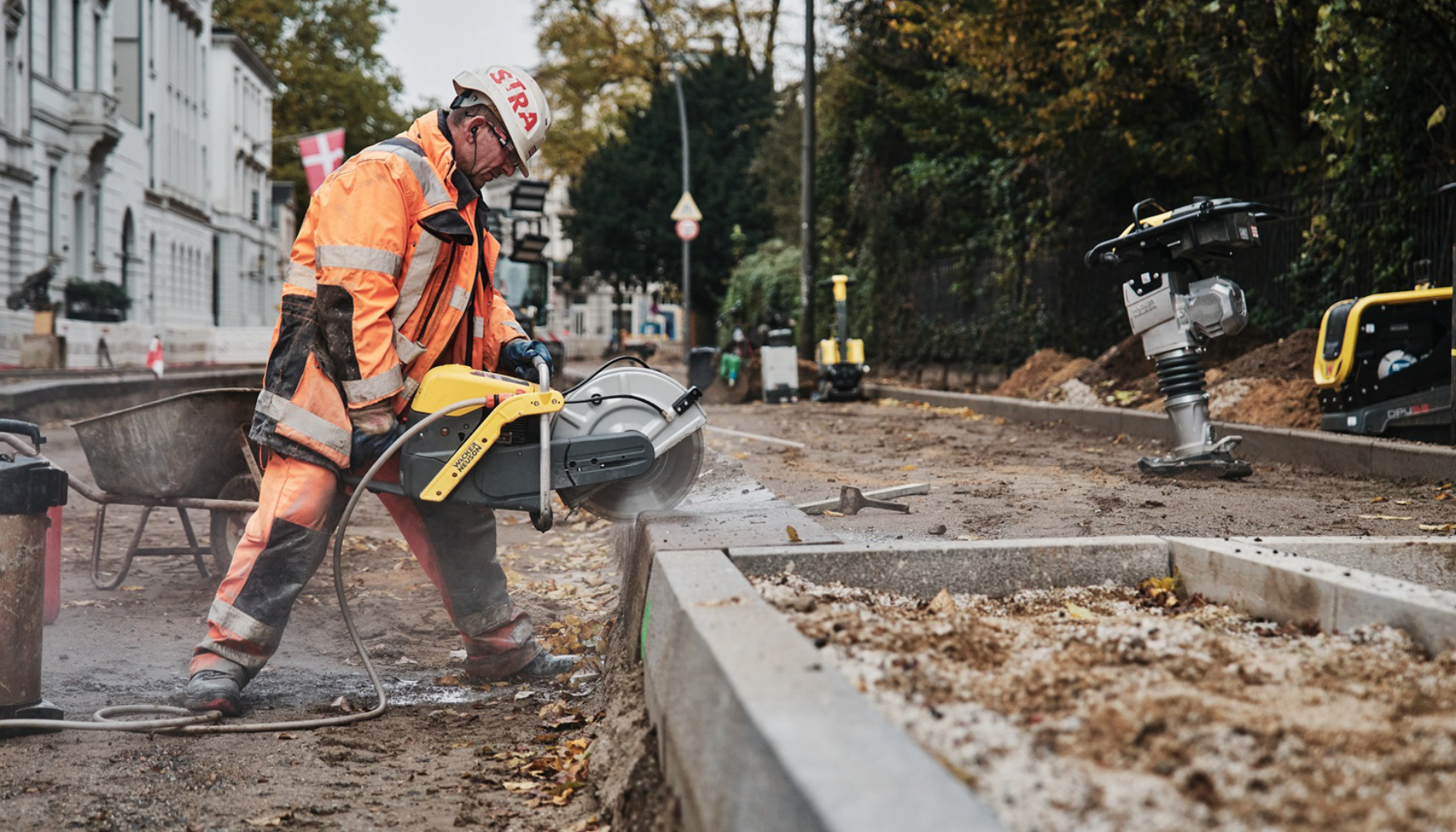 En la construcci�n de aceras se utilizan equipos para la construcci�n como la cortadora a gasolina BTS635...