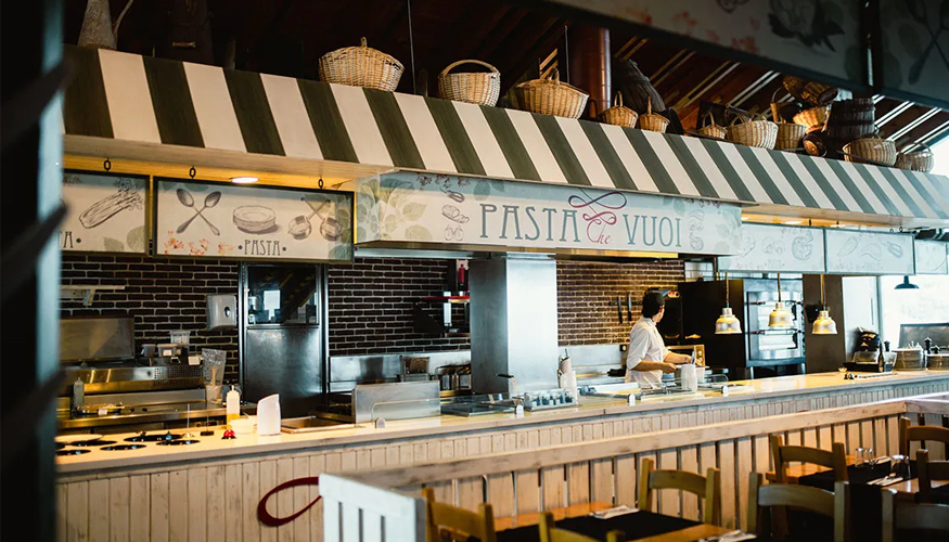 En el restaurante La Trattoria se puede degustar una variedad de pizzas, pasta fresca artesana y risottos basados en recetas propias...