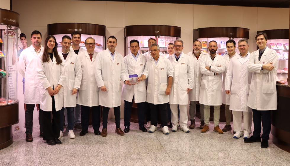 Directivos y responsables de los departamentos de marketing e innovaci�n posan con el Premio InnovaCci�n de Promarca