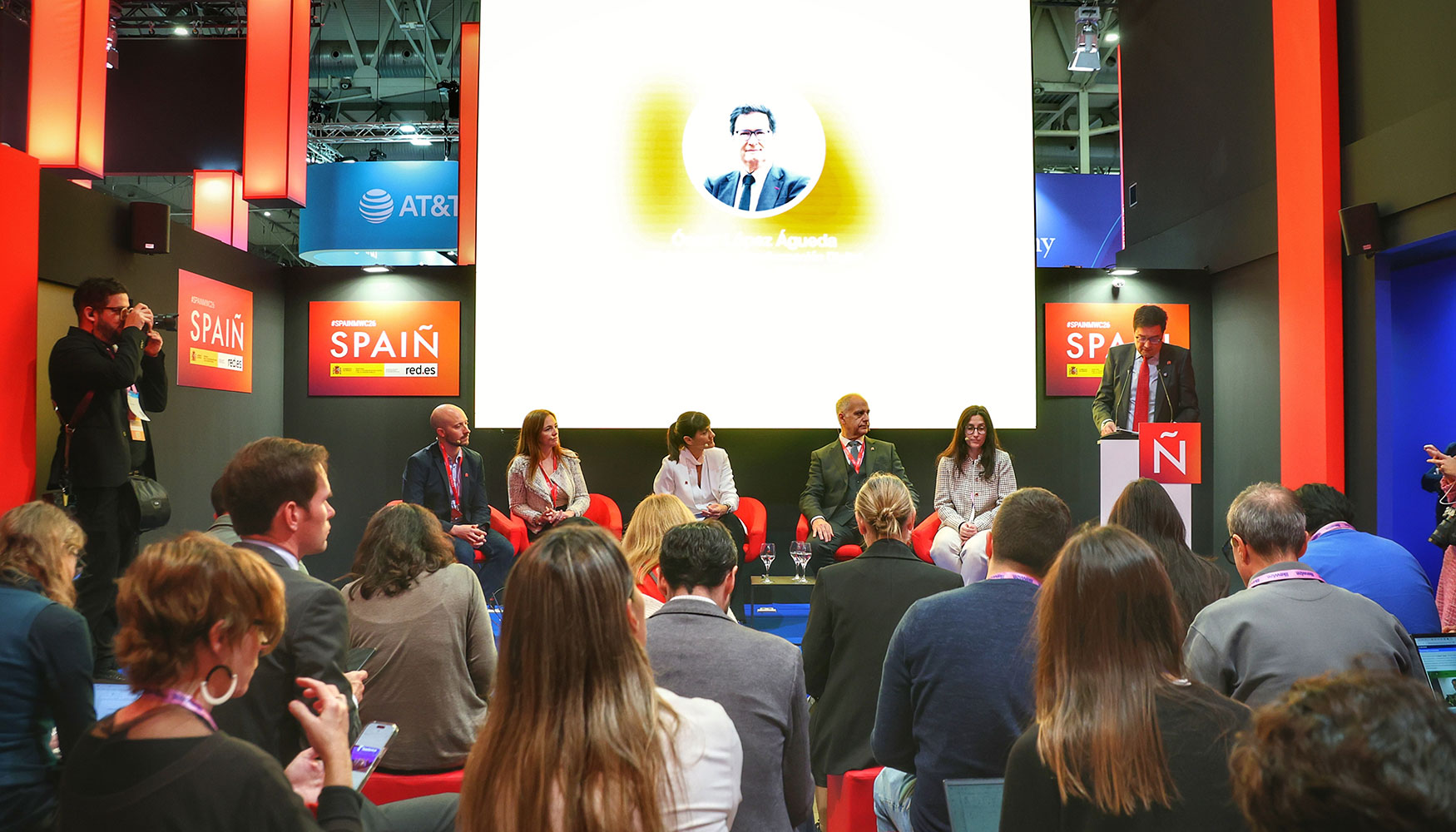 El encuentro 'Con nuestra IA' reuni� a representantes de diferentes empresas tecnol�gicas que mostraron aplicaciones pr�cticas desarrolladas sobre...