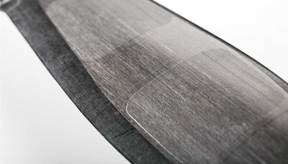 Vista detallada de una pala de rotor de material compuesto reforzado con fibra de carbono...