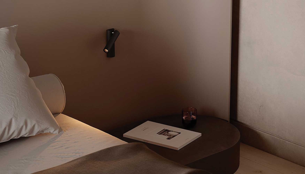 La luminaria opera con una temperatura de color de 2700K, priorizando una luz c�lida orientada a la generaci�n de atm�sferas relajantes...