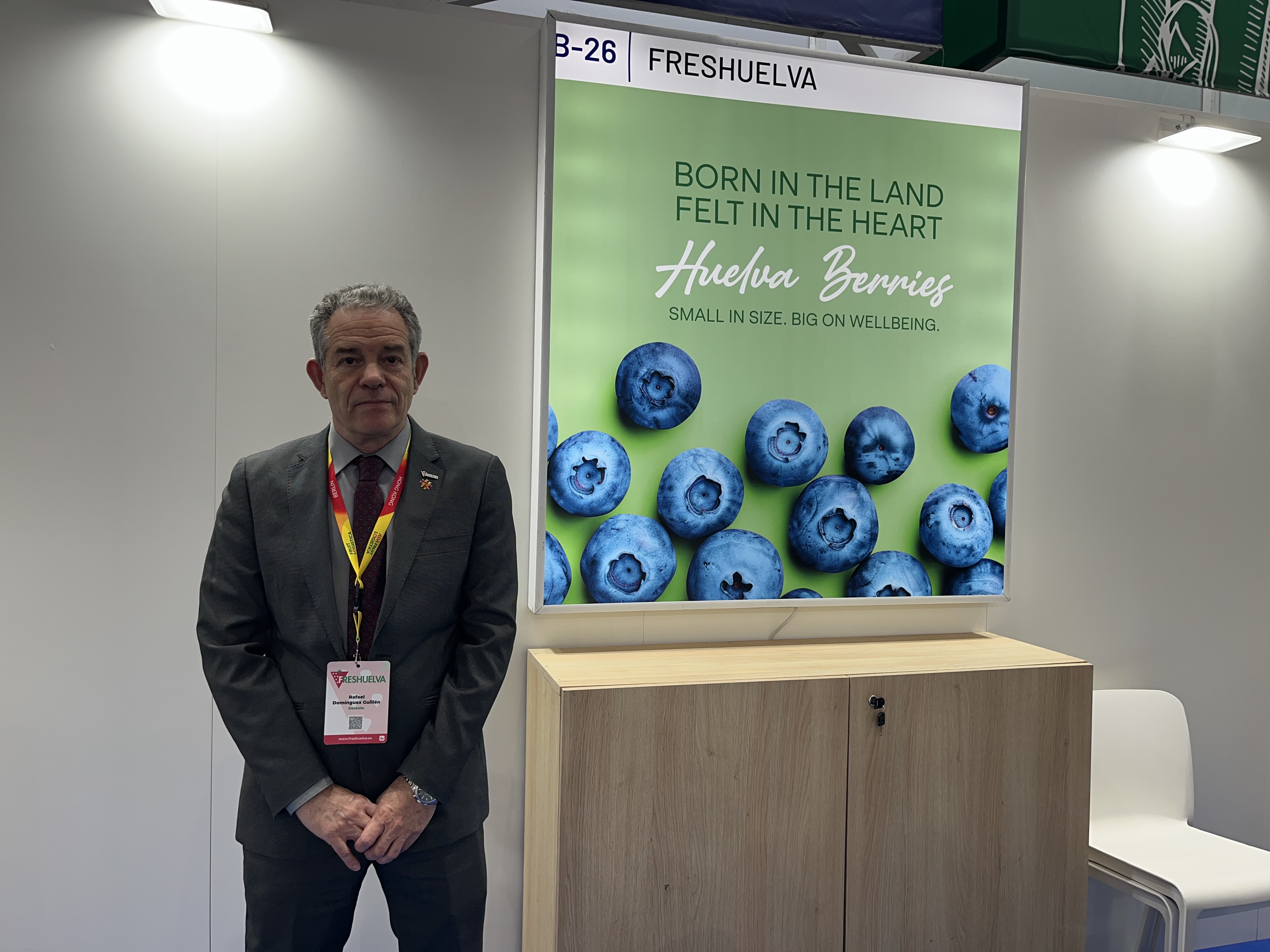 Rafael Dom�nguez, gerente de Freshuelva, en el stand de la asociaci�n en Fruit Logistica 2026
