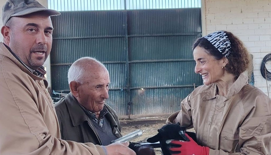 Isabel, alumna de la Escuela de Pastores de Andaluc�a, con los ganaderos de raza Loje�a