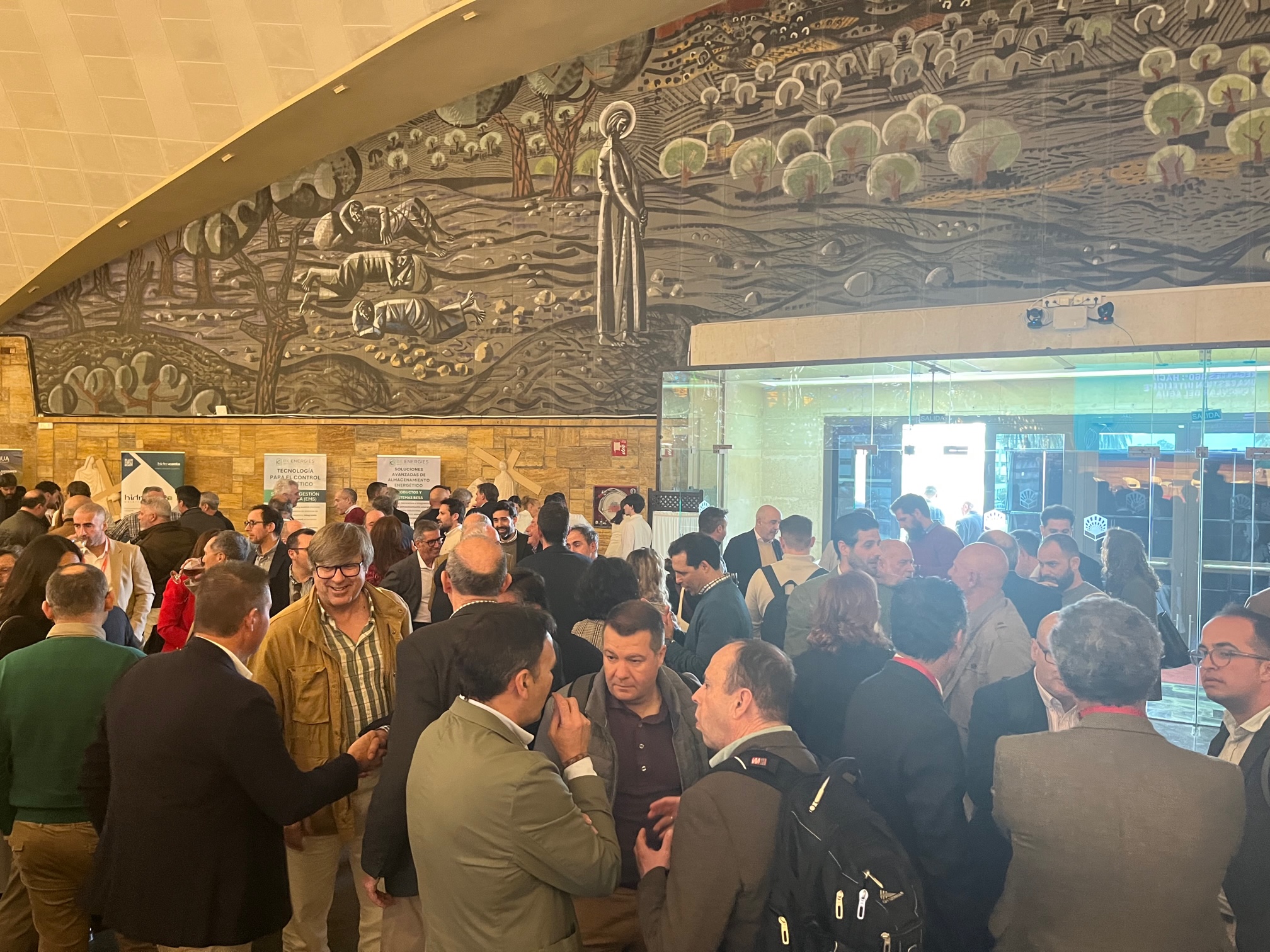 Los asistentes a esta segunda edici�n de 'Regantes 360' pudieron realizar un extenso networking en la parte trasera del auditorio...