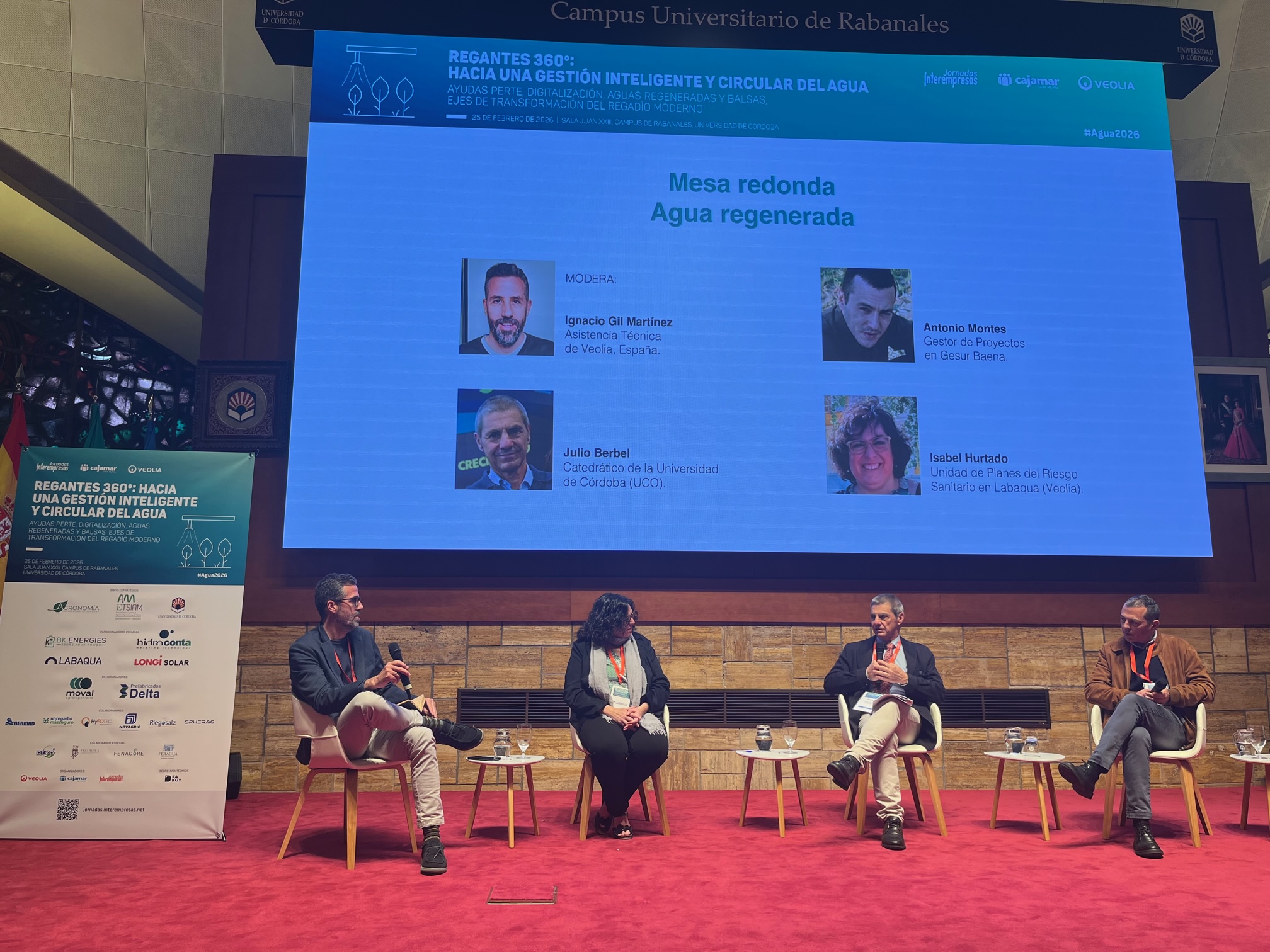 Ignacio Gil (Veolia Espa�a) moder� la mesa redonda sobre 'Agua regenerada', que cont� con Isabel Hurtado (Labaqua)...