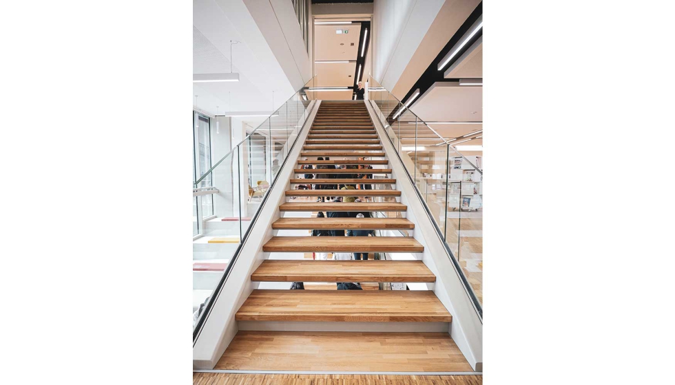 La instalaci�n de las barandillas de vidrio GlassFit SV-1401 de Comenza en este proyecto ha sido realizada por Glass Partners Solutions...