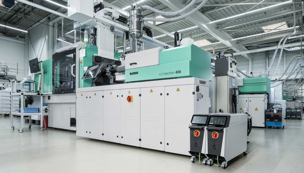 M�quina de inyecci�n Allrounder equipada con unidades de control de temperatura Thermo-6 de HB-Therm