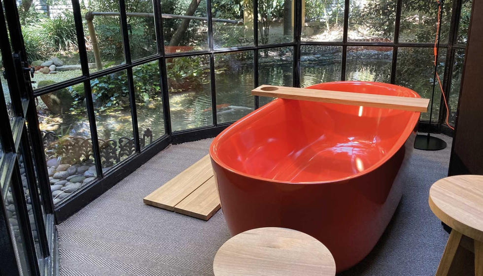 La colecci�n de muebles de roble europeo macizo, con accesorios de cuero hidr�fugo y fijaci�n magn�tica, complementa los productos de acero esmaltado...