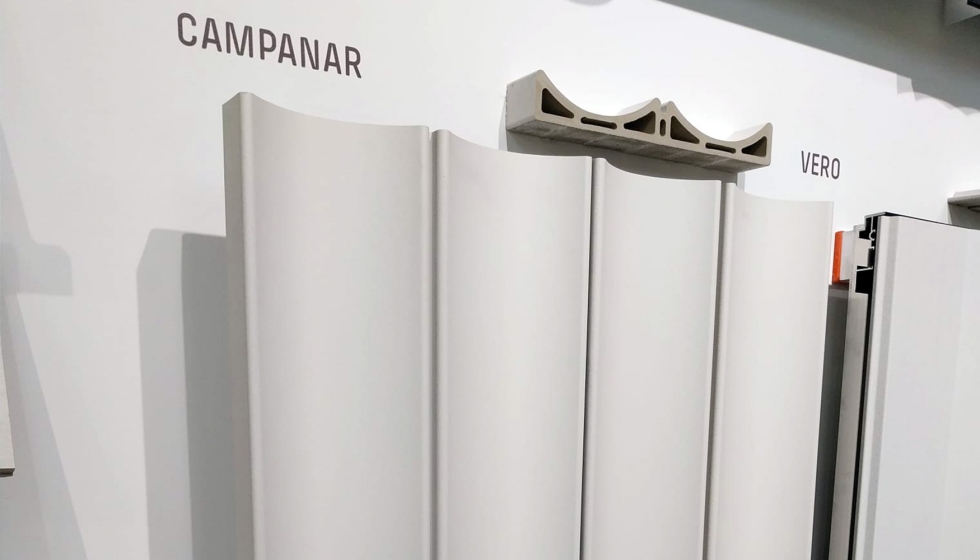 Imagen de la pieza de forma parte de la nueva fachada ventilada mediante un sistema de porcel�nico extrusionado vitrificado desarrollado por Faveker...