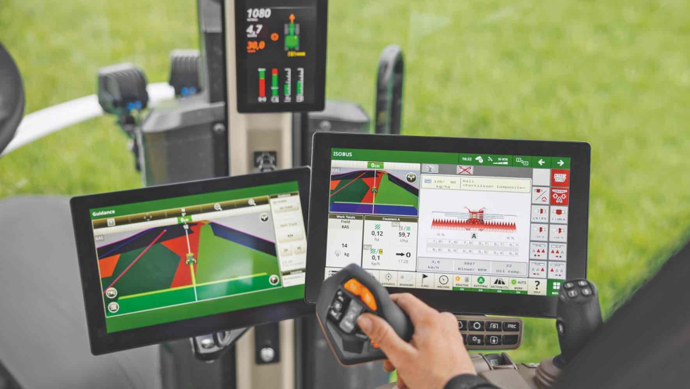 Puesto de conducci�n de un tractor John Deere