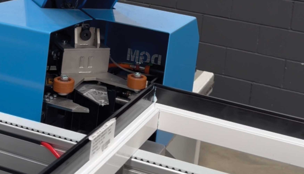 Detalle de las operaciones de ensamblado de las esquinas de los perfiles