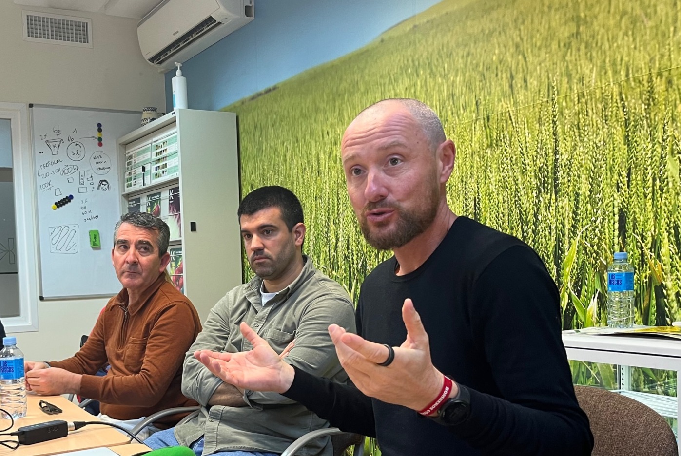 De izquierda a derecha, Juli�n Giner, director t�cnico de Koppert en Almer�a, Gon�alo Duarte, Product Manager Macro EMEA de Koppert, y Valter Ceppi...